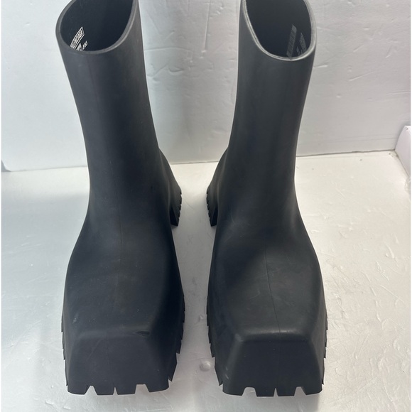 Step Boldly with the Balenciaga Trooper Rubber Boots –Rugged Elegance for Women! - Picture 9 of 15